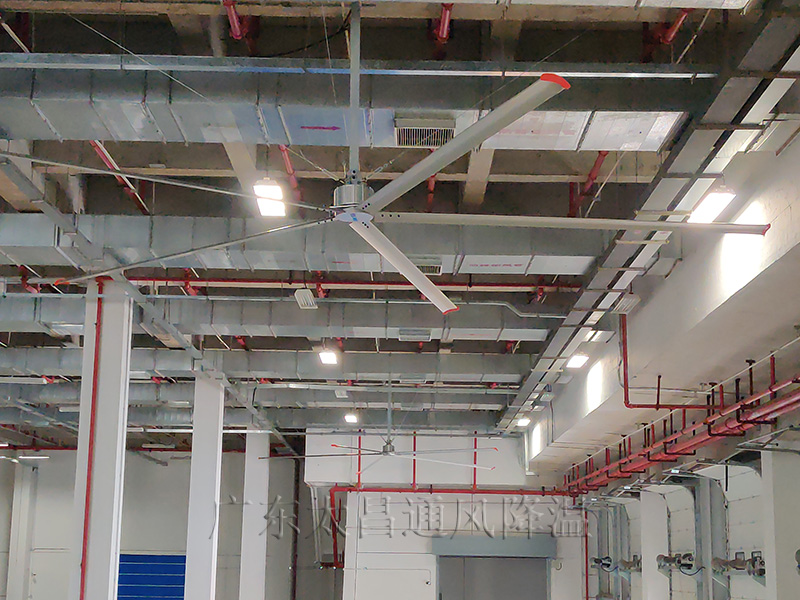 高大空間通風(fēng)降溫一定要用工業(yè)大風(fēng)扇,用了才知道效果這么好！